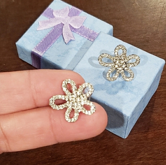 Sparkling Rhinestone Flower Earrings - Picture 8 of 8